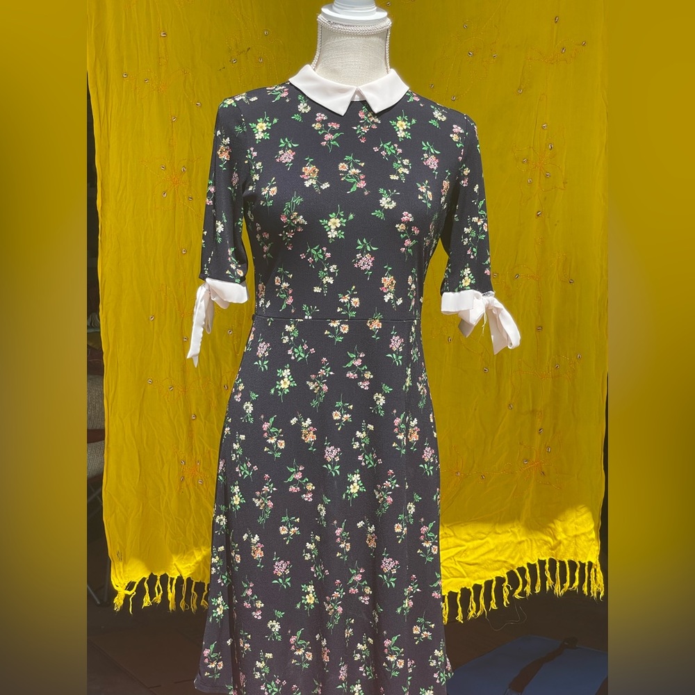 Dress w neck and sleeve accents